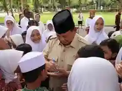Momen Prabowo Dikerumuni oleh Anak-anak yang Meminta Tanda Tangan dan Bersalaman